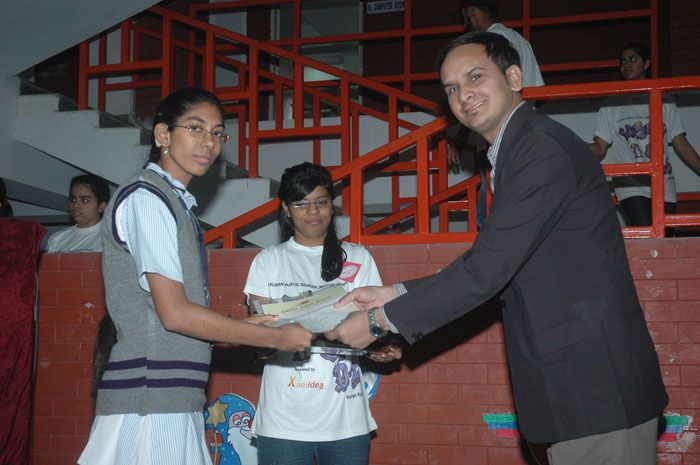 KV Gautam distributing prizes at Salwan Public School Mayur Vihar Delhi